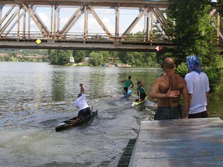 ... Edvin Csabai, niekoľkonásobný majster sveta ma šokol, tým že vytlačil Rada na pontón. Keby som nebol meter od toho, tak možno ani neuverím, ale zostal som taký prekvapený, že som to ani nestihol odfotiť. Hneď po zrážke spravil tri mocné zábery a dobehol svojho kamaráta, zatiaľ čo Rado s mierne narastajúcou stratou pokračoval za nimi. Ak ste boli na prenáške prekvapení, že zrazu má Rado stratu, tak príčina bola v tomto okamihu medzi týmito dvomi zábermi. A sám viem, že sme na brehu aj počas tretieho kola, kedy strata mierne narástla, boli všetci trošinku znepokojení, ako to dopadne.