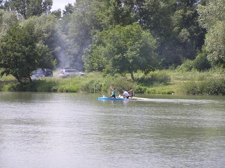 A zrazu bolo všetko ináč. Rado sa vklinil medzi dvojicu v zelených dresoch. Zaujímavé bolo sledovať, aký skúsený je Edvin Csabai, ktorý si počkal na dobiehajúceho Rada a hneď sa mu zavesil na vlnu. Žiaľ toto som nezachytil...