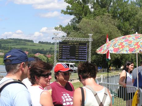 Obidve maminy, manželka Zuzka, blízka aj vzdialenejšia rodina, aj veľa ďalších Nováčanov a iných Radových fanúšikov sa zišlo v ten deň na trenčianskom brehu. A to, čo svietilo na svetelnej tabuli po šiestom kole, nás všetkých hrialo pri srdci. (LAP 6 of 6, zaujímavé, že aj tento môj záber mal poradové číslo 266, tie šestky sa tam nejako priplietli...)