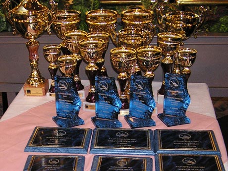 Pripravené trofeje pre najlepších, v pozadí aj poháre pre víťazov Orange Slovenský pohár, ktorý sa vyhodnocoval spoločne.