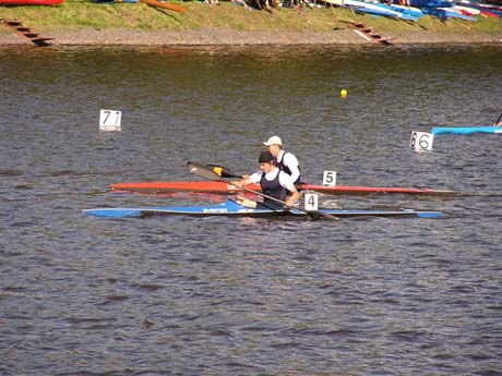 Tuhé súboje takmer na hranici vyčerpania predvádzali v kategórií st. dorastenci aj prví dvaja v cieli na K1 1000m Juraj Danko a Jankovec Martin. Prienik prvého menovaného do špičky v doraste (v nedeľu tesné 4.miesto na 500m) na krátke trate je pre mňa osobne prekvapením, chybne som ho vnímal ako špecialistu na dlhé trate z minulosti.