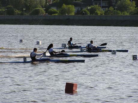 Dojazd najlepších v kategórii K1 1000m muži. Aj na obrázku je vidieť pomerne jasné poradie Riszdorfer Michal, Robo Erban, Erik Vlček a Riszdorfer Richard.