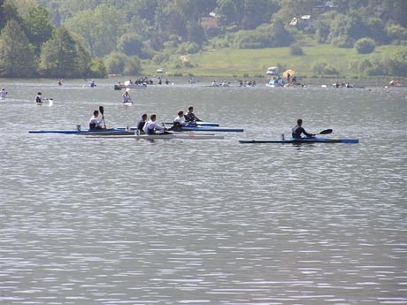 Čo vyvoláva takú pozornosť kajakárov, ktorý sa išli vyjazdiť po svojej rozjazde ? Napínavý súboj v tretej rozjazde medzi R.Erbanom a A.Wiebauerom o priamy postup do finále, kedy rozhodla o víťazstve Roba cieľová kamera a dve desatinky sekundy...