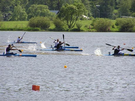 Finále K1 500m muži. V popredí neskorší víťaz Riszdorfer M., ktorý ale o víťazstvo musel tuho bojovať s Erikom Vlčekom. Ten ho tvrdo atakoval v dráhe číslo 2 mimo záber. Po dojazde sa viac radoval Erik, ale nakoniec prehral o 24 stotín sekundy. Rovnako som nezachytil v siedmej dráhe A.Wiebauera, ktorý opäť prehral s R.Erbanom súboj o tretie miesto a opäť takmer rovnakým rozdielom ako v rannej rozjazde o 0,231 s. Musím si zarobiť na širokouhlý objektív :-))