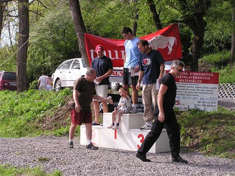 Kanoisti vedia čo sa sluší a patrí, víťazi C1 500m muži v kompletnom zložení - reprezentanti bratia Ostrčilovci a Biksadský. A samozrejme nechýba náš obľúbenec, už viackrát umiestnený na prvom mieste, kde sa mu asi najlepšie sedelo. Tentokrát si chlapsky tľapne dlaňou s členom P SZRK p.Plškom, ktorý odovzdával ocenenia pre najlepších. Ako sa ukáže, skamarátili sa dobre...