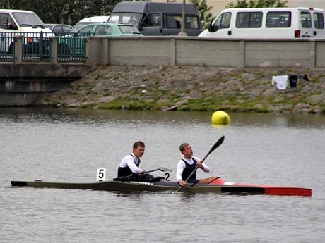 Keď som na úvod hovoril, že Andrej Divinec sa v tejto sezóne výrazne zlepšil, nekecal som. Stačí si pozieť výsledkovú listinu disciplíny K1 ml.dci na 1000m a uvidíte, že s tesnou stratou 1,452 sek. skončil na druhom mieste za Čepkom. Mám z ich súboja celkom peknú sériu záberov aj keď nie všetky sú ostré, na ktorej vidieť ich ohromné záverečné úsilie vo finiši. Nakoniec aj z tejto fotky tesne po vzájomnom podaní rúk priamo na vode je vidieť, že chalani vydali zo seba maximum.