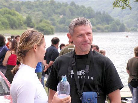 A náš miniseriál s názvom rodinné foto zakončí dvojica otec Lipták a dcéra Zdena. Pekné by bolo, keby sa podarilo dať dohromady kompletnú rodinu, čiže ešte syn Jakub, ktorý štartoval vo Zvolene v kategórii mladší dorast a medzi mužmi v Dukle Trenčín úspešne preteká najstarší syn Juraj (éch, po krásnom víťazstve v semifinále MS v Záhrebe K4 na 200m my chlapci dukláci narobili medailové chúťky, ale dobre to Juraj vystihol pre SITA:Keby nám pred začiatkom šampionátu niekto povedal, že skončíme v A-finále na piatom mieste, asi by sme to všetci štyria brali všetkými desiatimi. Teraz sme však trochu sklamaní, pretože nám k medaile chýbal naozaj len krôčik. Za Bielorusmi sme zaostali o štvrť sekundy. Sme však len na začiatku, hanbu sme si neurobili, doplnil Juraj Lipták). A ja dopĺňam, že Liptákovci sú asi najpočetnejšou rodinou v našej kanoistike, alebo sa mýlim?