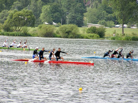 Spomínate si na foto stupňa víťazov, kde bolo natlačených tucet kanoistov. V kategórii C1 mladší dorast v rozjazdách štartovalo dohromady 14 pretekárov, tí potom utvorili v C4 tri posádky, ktoré si to rozdali v súboji o medaily. Nakoniec zvíťazila v dráhe číslo 5 zmiešaná posádka SŠT a VIN v zložení Likavčan, Plíhal, Poliak, Marsal pred posádkou v dráhe číslo 3 v zložení Janík, Šupa, Jantula a Strnad. Vzadu v dráhe číslo 1 novácka posádka, ktorá svojim vystúpením najviac sklamala. Ale všetci majú nádej sa presadiť, ak budú makať, lebo ako povedal aj ústredný tréner Blaho po skončení MS v Záhrebe: Budeme sa musieť doma zamyslieť aj nad prácou kanoistov. Ak sa vo svetovej špičke dokážu presadiť naši kajakári, neviem, prečo by to nemohlo ísť aj im. A práve toto je výzva a šanca pre vás chalani, je to vo vašich rukách a hlavách, držím palce!