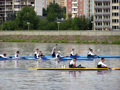 Ale samozrejme palce držím vôbec všetkým, ktorí majú tento šport radi. Aj kajakárom v kategórii mladší dorast, kde máme silné dva ročníky 89 a 88. Na fotke vidíme po dojazde dve a pol posádky K4, lebo z bronzovej posádky na žltej lodi je vidieť len Liptáka a Kirchnera a chrbát Divinca, mimo záber zostal Tóth Kristián, ktorému prestup do Trenčína výrazne pomohol. Prvé dve posádky v cieli ale boli na modrých lodiach, o tom ktorá z nich vyhrala niet pochýb vďaka víťaznému gestu Borisa Viszlaya. Ale bol to súboj na ostrie noža a do vyčerpania posledných síl, o čom svedčia najmä gestá Baránka a Hrabovského, ale aj tváre ostatných. Papierovo slabšia posádka v zložení Mičo, Maťko, Hrabovský, Baránek riadne popreháňala favoritov v zložení Tóth, Jakubík, Viszlay, Csepy, aj keď tí na brehu hovorili, že nešli naplno. No neviem, ale určite to je chyba pánové, to sa vám potom môže na medzinárodnej scéne vypomstiť.