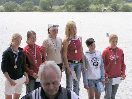 Fešandy 3 alebo prehliadka krásavic pokračuje. Teraz v prevedení najlepších mladších dorasteniek v K2 500m. Prvé skončili 16ročné Dubranová Sandra a Bandžáková Mária (KOM/VIN), na druhom mieste sa usmievajú 15ročné Čerteková Viera z Novák (dúfam, že už budeme Vierku vídať len takúto usmiatu a že jej zdravotné problémy z predchádzajúcich pretekov sa odplavili dolu Váhom) a Minárová Ivana z Vinohrady Bratislava. A na treťom mieste sa usmievajú komárňanky Riszdorferová Ida(16) a Ráczová Ágnes(15).