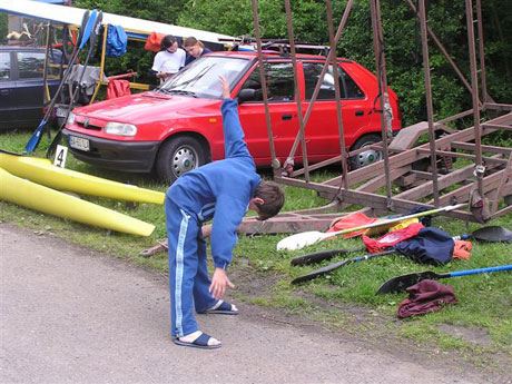 Aha, aj mladí sa rozcvičujú. Áno, jasné, ale fakt je to skôr výnimka, resp. vidím tam obrovské rezervy. V spôsobe prevedenia samotnej rozcvičky, jej intezite a dĺžke trvania. Opakujem česť výnimkám, najmä na juniorských reprezentantoch už vidieť náznaky zmeny aj v rozcvičovaní aj vo vyjazďovaní. Tento mladý pretekár ma zaujal s akou vervou a ohromným nasadením sa pripravoval, aj keď samotná fotka to nezachytila až tak dobre.