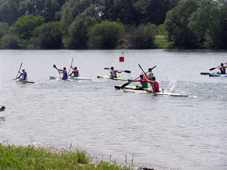 Zaujímavosťou tejto fotky cca 150 m po štarte sú dva momenty: Pomalý štart jedného z favoritov s č. 58 Attila Jámbor (HUN), zatiaľ čo jeho reprezentačný kolega Istvan Salga (č.55) sa prebíja na prvé miesto. Druhým momentom je, že celkom vpravo je v popredí v talianskom drese môj hrdina pretekov Matteo Arzani, ktorý sa tiež prebíja na čelo pretekov. Na tom by nebolo nič pozoruhodné, keby zrazu...