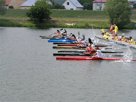 Medzitým ako sme sledovali prebiehajúci pretek mužov sa na 29 kilometrovú trať vydalo 11 žien, medzi nimi aj naša jediná zástupkyňa Lucia Baláková, ktorá s bielou šatkou na hlave odštartovala veľmi dobre. Na štarte boli aj tretia a štvrtá v poradí na posledných ME v českom Týne, Barbara Przybylska z Poľska a Vivien Folláth z Maďarska. A práve ona a jej dve maďarské kolegyne Judit Kollár a Renáta Csay úplne ovládli čelo štartového poľa a suverénnym spôsobom sa umiestnili na prvých troch miestach.