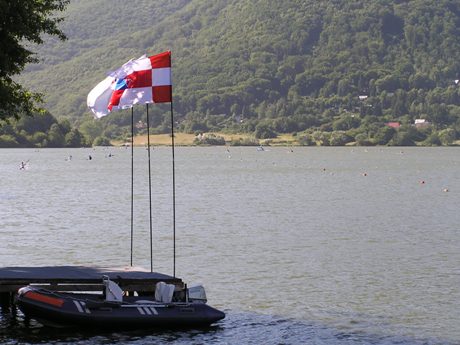 „Celý týždeň príprav boli vlajky zvesené, ani sa lístoček nepohol. A teraz ako silno fúka“, trošku sklamane konštatoval jeden zo zvolenských organizátorov. Veru miestami bolo nám na brehu aj zima, ale na silný vietor si sťažovali aj pretekári na vode, najmä kanoisti. Ale ináč to už nebude, kanoistika je šport v prírode, na vode a tam to už tak býva, že občas aj fúka. Aspoň tie vlajky (v poradí zvolenská, slovenská, zväzová) pekne viali.