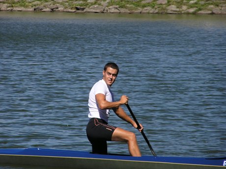 A tu máme ďalší pieštanský talent, už spomínaného Mateja Rusnáka, suverénneho víťaza C1 1000m st. dci, náskok 18 sekúnd hovorí za všetko. A dosiahnutý čas 4,48,144 by v kategórii mužov znamenal striebro (sorry, za tie porovnávania neporovnateľného, ale predsa len to o niečom vypovedá v obidvoch prípadoch...)! Obidvom nádejam držím palce, aby sa im darilo nielen teraz na ME v Grécku, ale hlavne aby vydržali v nasadenom úsilí aj naďalej, lebo v dospeláckych kategóriách na nich čaká tvrdá konkurencia. Ale verím, že sa presadia, majú na to všetky predpoklady.