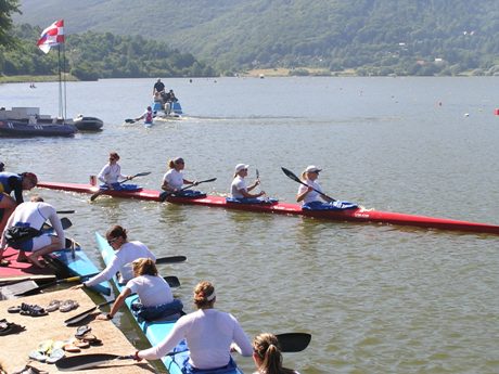 A je to tu! Vo Zvolene bola svetová (nó dobre, tak), slovenská premiéra K4 ženy v zložení Kmeťová, Kubalová, Kohlová a Erbanová. Trošku škoda, že Marcela nemá priezvisko začínajúce na písmeno K... Ale podľa začiatočných písmen sa nerobí posádka K4. Aj keď v tomto prípade netuším ani to, prečo takáto posádka vôbec vzniká. Šuškanda z brehu hovorí, že tu je snaha dostať K4 na OH, ale osobne si myslím, že to nie je správna cesta. Súdiac podľa úsmevov, s ktorými dievčatá odchádzali na štart, zatiaľ si oni z toho ťažkú hlavu nerobia.