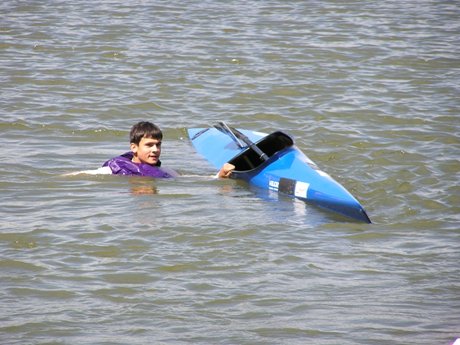 Nádejou sa môže stať aj víťaz K1 žiaci 14roční 500m Marián Goga (NOV), ktorý svoje víťazstvo oslávil trošku iným spôsobom ako krátko predtým jeho o rok mladší kolega. V tom čase (10:12) už bolo na Môťovej teplejšie, tak snáď sa Marián potreboval schladiť.