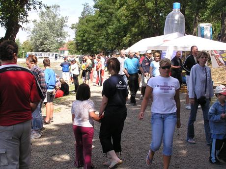 Vcelku rušno bolo aj na brehu, ktorý sa miestami dosť zaplnil vrátane obvyklých tribúnok na sedenie. Najmä hlavná „križovatka“ bola miestami zaplnená chodcami smerom tam aj späť, hore aj dole. Na fotke sa náhodou podarilo zachytiť Radku Kubalovú vpravo v bielom tričku s anglickým nápisom, ktorý oznamuje: „hľadám záchrancu života“ (voľne preložené).