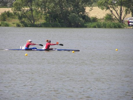 Vzhľadom na predchádzajúci komentár a pri pohľade na finišujúcu reprezentačnú K2  zložení Kohlová (vpredu) - Kmeťová opäť odcitujem z článku na kanoe.sk reprezentačného trénera: „Na olympijskej päťstovke skončili vo finále posledné a na dvojstovke, kde obhajovali vlaňajšie striebro, dopádlovali na piatej pozícii. Doplatili na zranenie Kmeťovej na začiatku sezóny, keď dlhší čas nemohla trénovať a potom na experiment s výmenou miest v lodi, kde si na pozíciu háčika sadla Kohlová. To sa pred jedným z vrcholov sezóny nerobí.“ Nechcem robiť obhajcu trénerovi Blahovi, ale aj pri tomto spätnom pohľade si myslím, že nepovedal nič zlé na adresu dievčat a fakt by bolo zaujímavé sa spýtať samotných dievčat ako sa im v prehodenom garde jazdí a vlastne kto rozhodol o tej výmene. Konkrétne u tejto posádky vidím aj istú rozpoltenosť v tom, kto ich vlastne trénuje ?! Aktívny maratónec Petrla, doterajší Ivanin oddielový tréner Hagara, v NŠC sa o ne stará Robo Petriska (veľmi sympaticky vyznievajú jeho slová o tom, akú maximálnu starostlivosť v podobe špeciálneho realizačného teamu a starostlivosti dostanú ihneď po sezóne obidve zverenkyne práve s cieľom kvalifikovať sa na OH 2008) a nad tým všetkým je ešte aj hlavný tréner Blaho? Ani na oficiálnej zväzovej stránke v časti <a href=http://www.canoe.sk/index.php?go=reprezentacia target=_blank>reprezentácia</a> nenájdeme presnú odpoveď a žiaľ ani aktuálne informácie. Nechcem zbytočne mútiť vodu, ale ak všetci kompetentní nenájdu spoločnú reč a budú sa hrať na svojom piesočku, nemusí to dopadnúť najlepšie. Už aj snaha o vytváranie K4 ženy mi pripadá ako kontraproduktívna voči snahe presadiť sa na medzinárodnej scéne v K2.