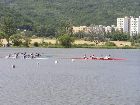 Napríklad taká reprezentačná K4 do 23 rokov v zložení Belovič Ladislav (DUK), Martinek Tomáš (DUK), Gyori Tibor (ŠKP) a Maťaš Pavol (ŠKP) na snímke v dráhe č. 2. Na domácich majstrovstvách zvíťazili suverénne s náskokom takmer 3 sekúnd. Inak ako sa to vezme, keď druhí v poradí na 500 m boli maratónci a najlepšia K4 sa nezúčastnila, ale to je jedno. Žiaľ, čo nie je jedno, že do Atén na ME U23, čo bol ich vrchol sezóny, odchádzali s  vysokými ambíciami a napriek dvom finálovým účastiam, sklamali. Viem, že len sedím za compom a píšem svoj názor, ale fakt som zvedavý na príčinu úplne rozdielnych semifinálových a finálových jázd. To stojí isto na zamyslenie, napríklad na 500 m v SF1 víťazstvo a čas 1:22.461 a vo finále iba 8. miesto a čas 1:28.679. Kde sa stala chyba?